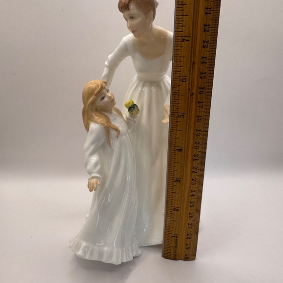 Royal Doulton Figurine Just for You HN3355 Vintage Royal Doulton Mother Daughter - Picture 8 of 8